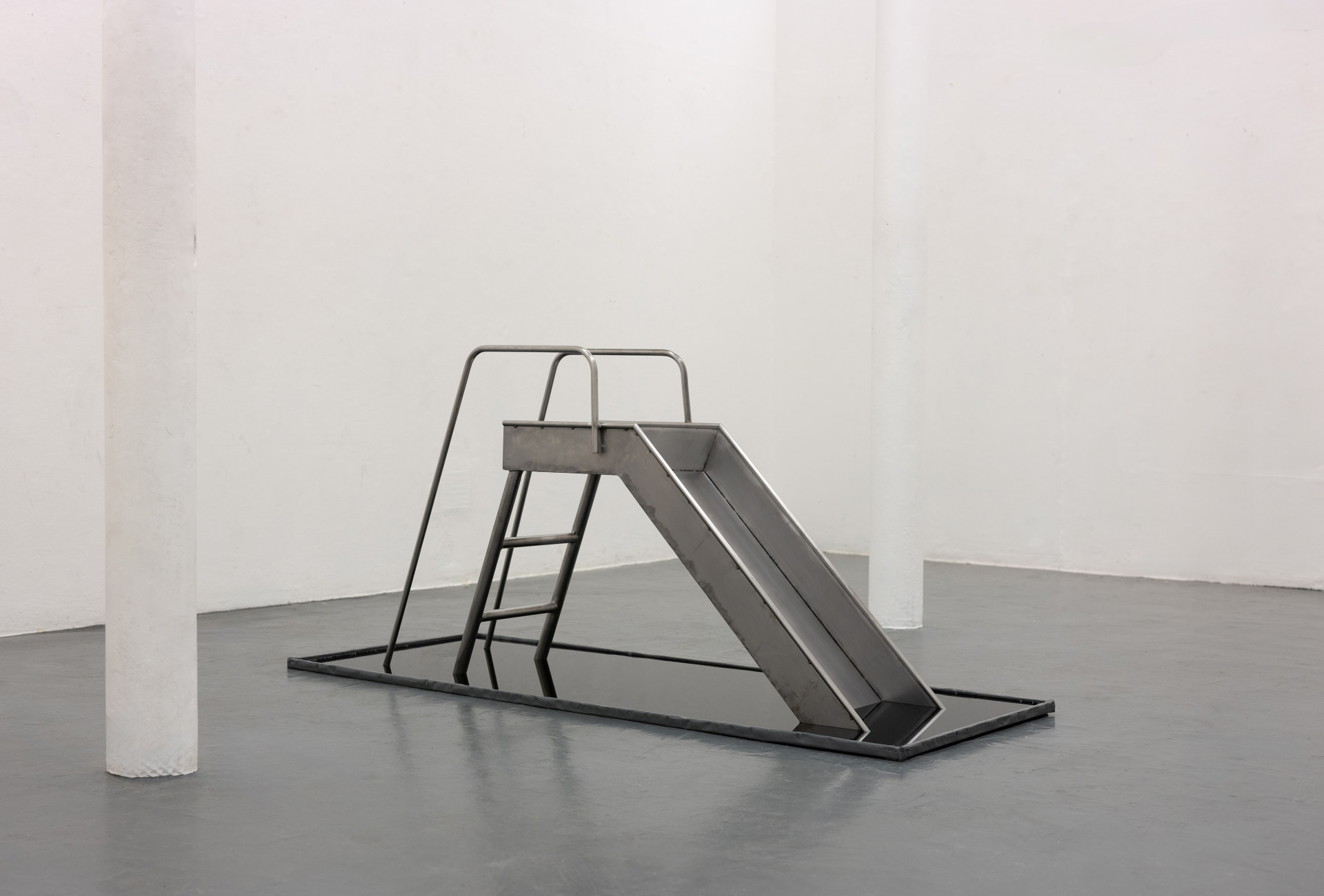 4. Uhlik Varvara, Slide, steel, container, water.jpg